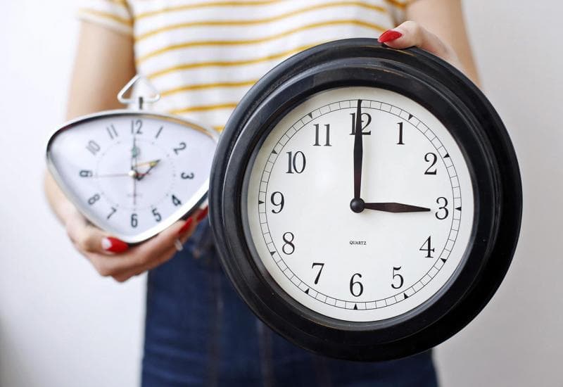 Ilustracija članka: Počinje ljetno računanje vremene, kazaljke na satovima se pomjeraju