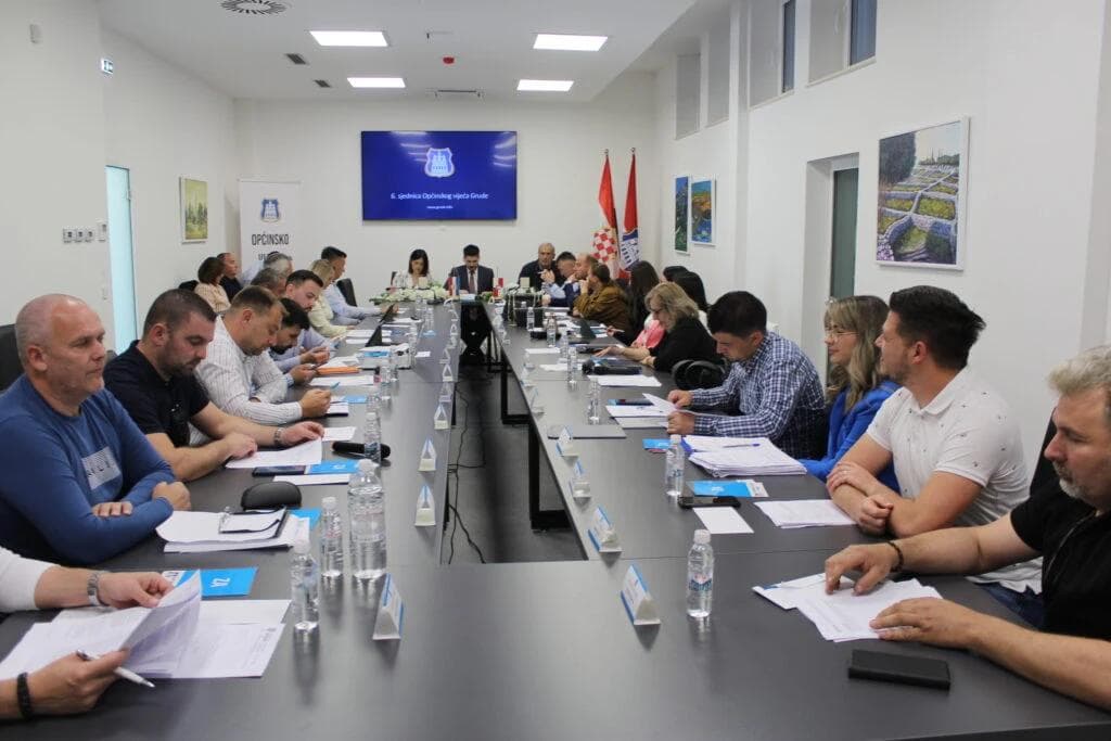 Ilustracija članka: VIDEO: HRS tvrdi da je na sjednici u Grudama došlo do fizičkog nasrtaja u hodniku vijećnice