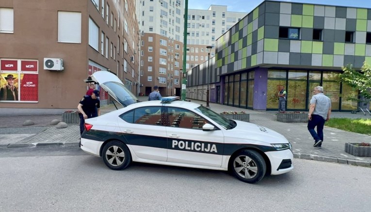 Muškarac se bacio sa zgrade u Tuzli. U njegovom stanu našli mrtve dvoje djece i ženu