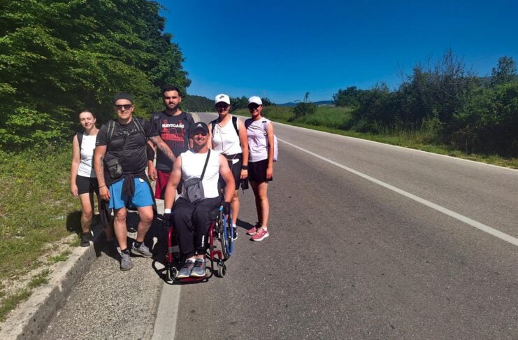 U kolicima hodočasti s prijateljima iz Livna u Međugorje