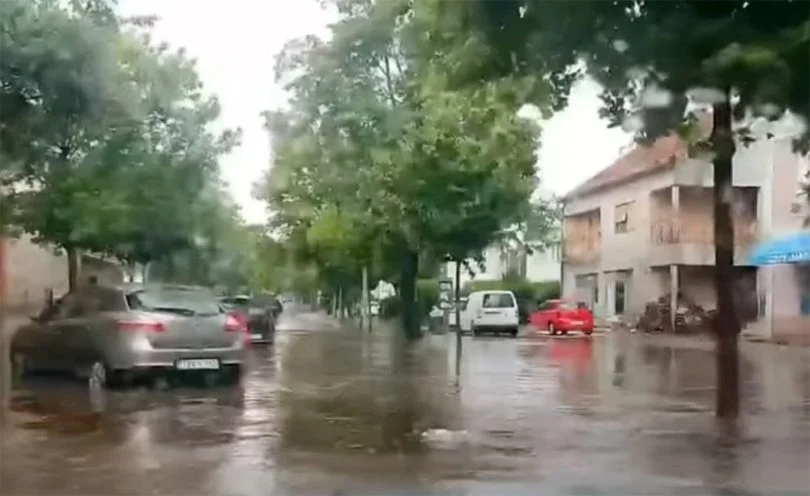 Obilna kiša i jak vjetar: Posušje poplivalo, u Imotskom stabla pala na cestu