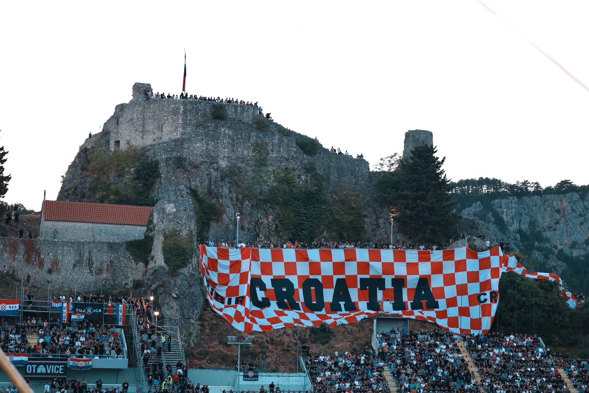 Podno kule postavljena najveća hrvatska zastava; evo što je Thompson poručio Imoćanima (FOTO/VIDEO)