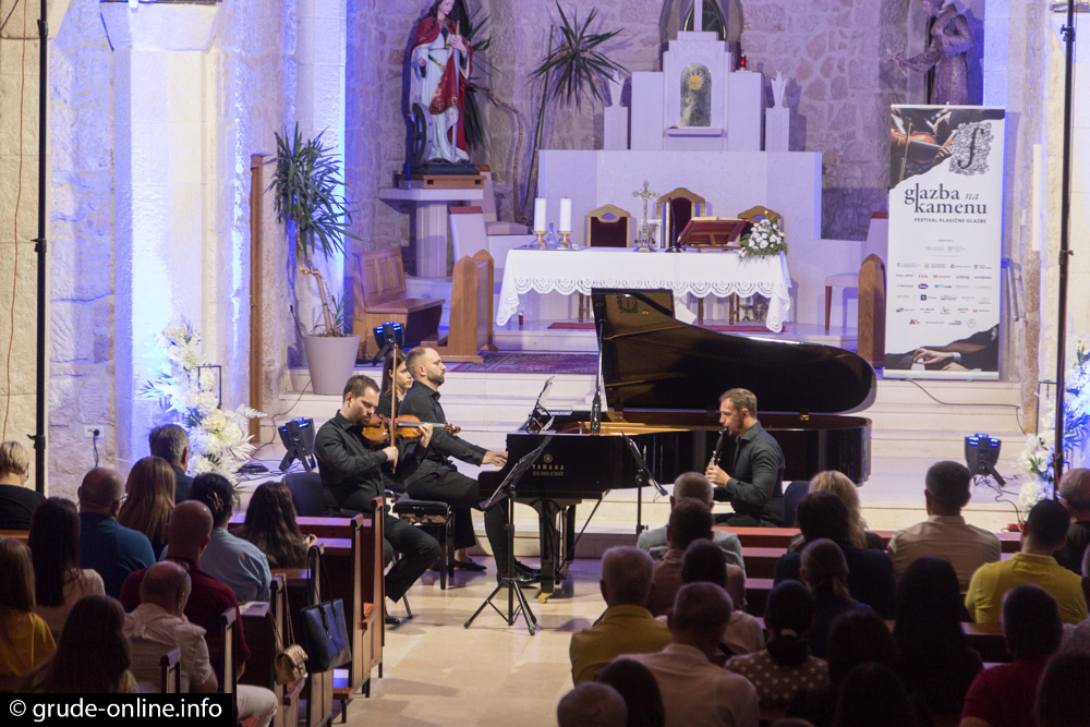 FOTO: U Grudama započeo festival ”Glazba na kamenu”