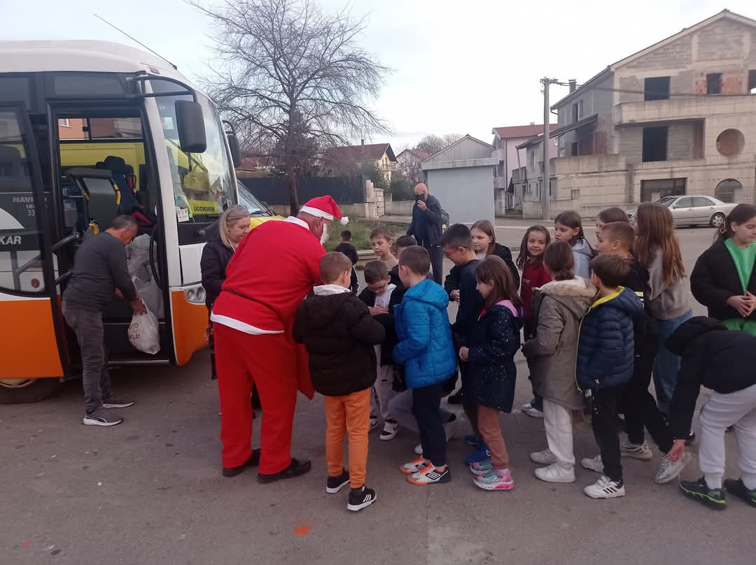 Blagdanska priča iz Gruda: Vozač autobusa razveselio osnovce