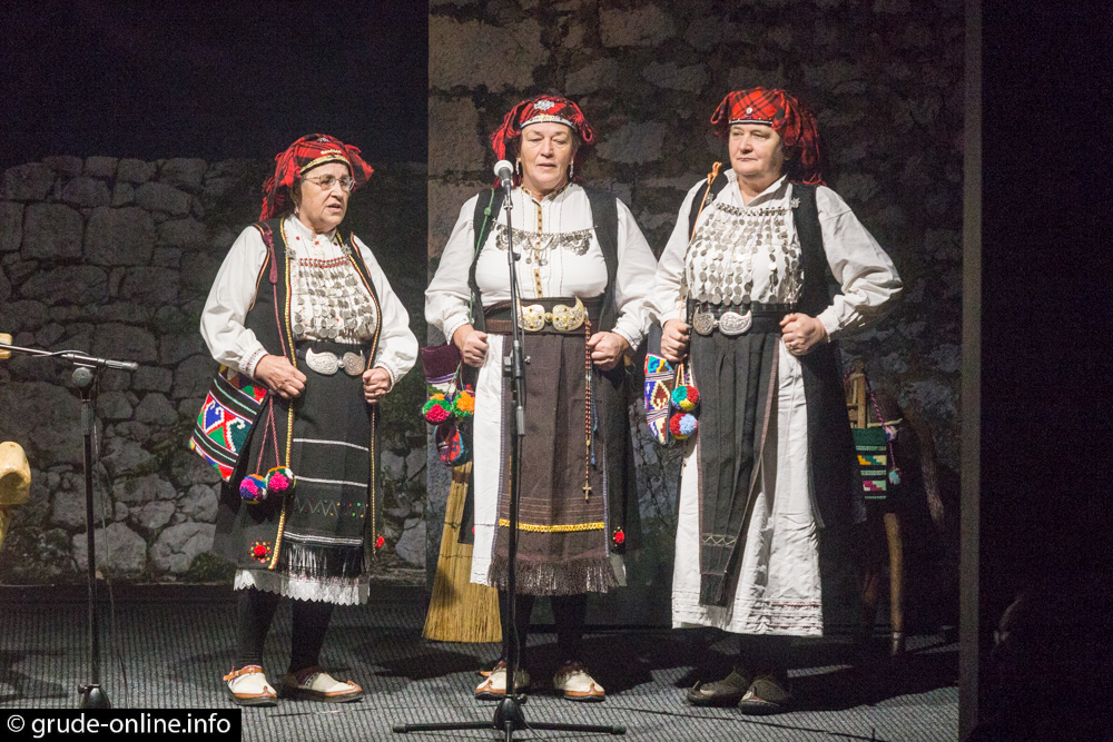 FOTO/VIDEO: Božićno silo u Grudama po 13. put okupilo odlične izvođače